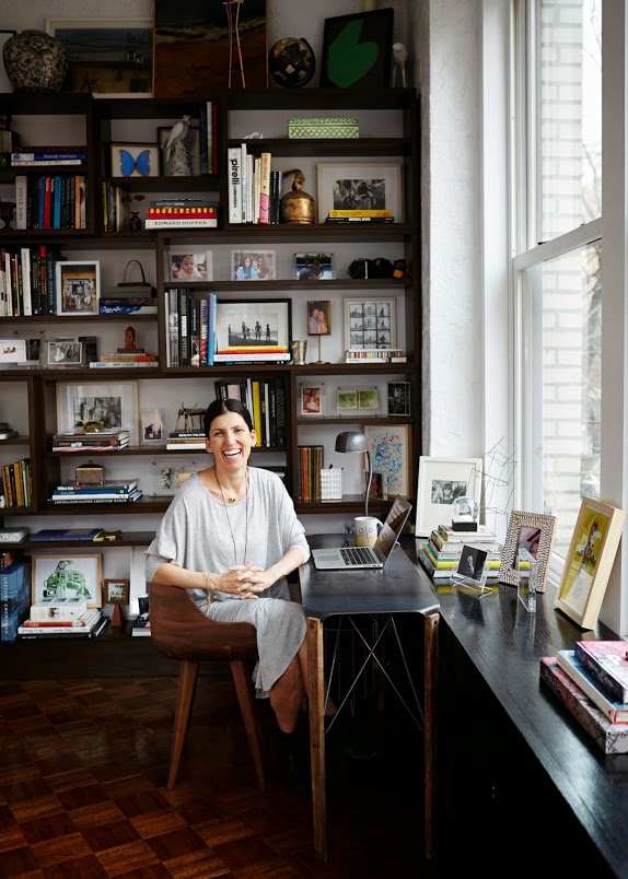 ariane-goldman-west-village-home-tour-bookshelf-inspiration