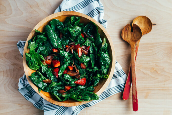 spinach-salad-with-stawberries-bacon