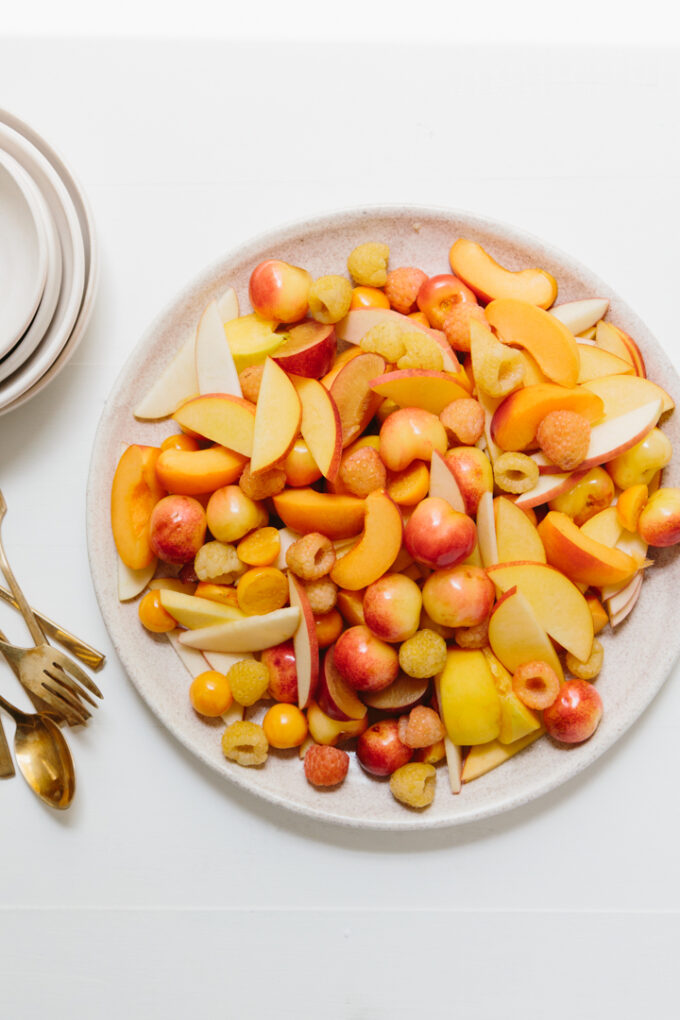 monochromatic-fruit-salad