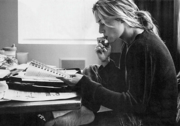 kate-winslet-reading