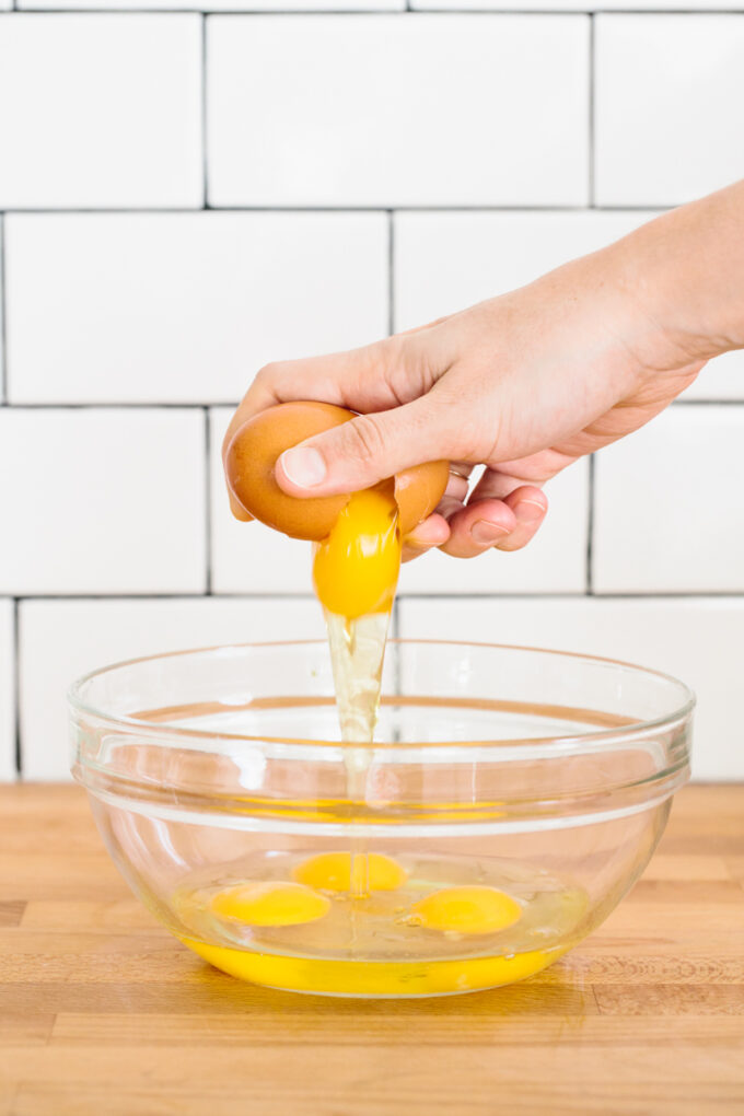 How to crack an egg with one hand