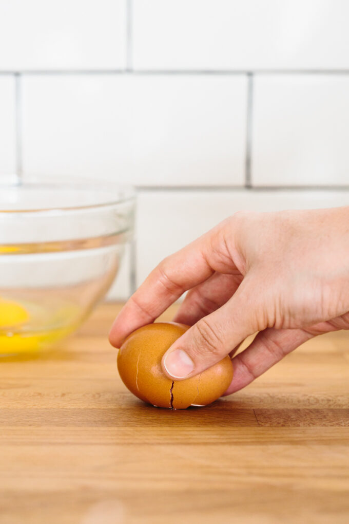 How to crack an egg with one hand