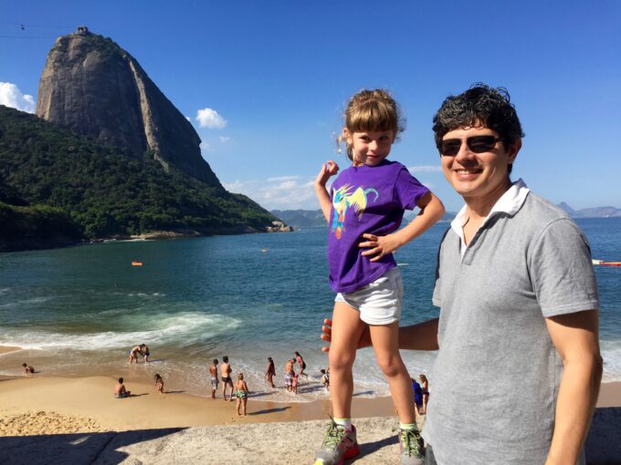 Daddy & Daugher posing at Pão de Acúcar