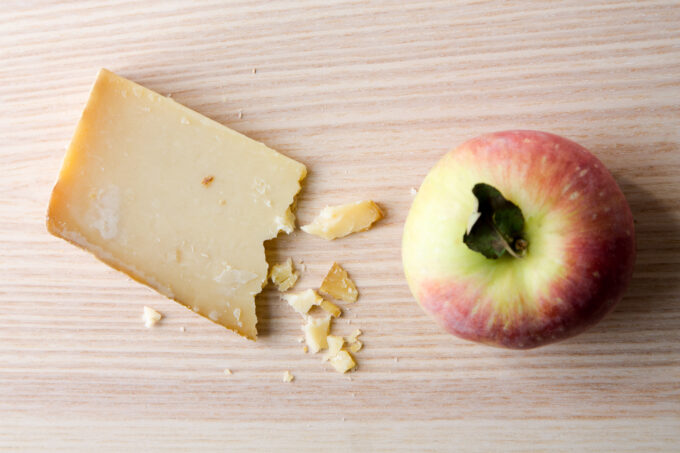 Seven Best Cheese Pairings: Aged cheddar and Honeycrisp apple