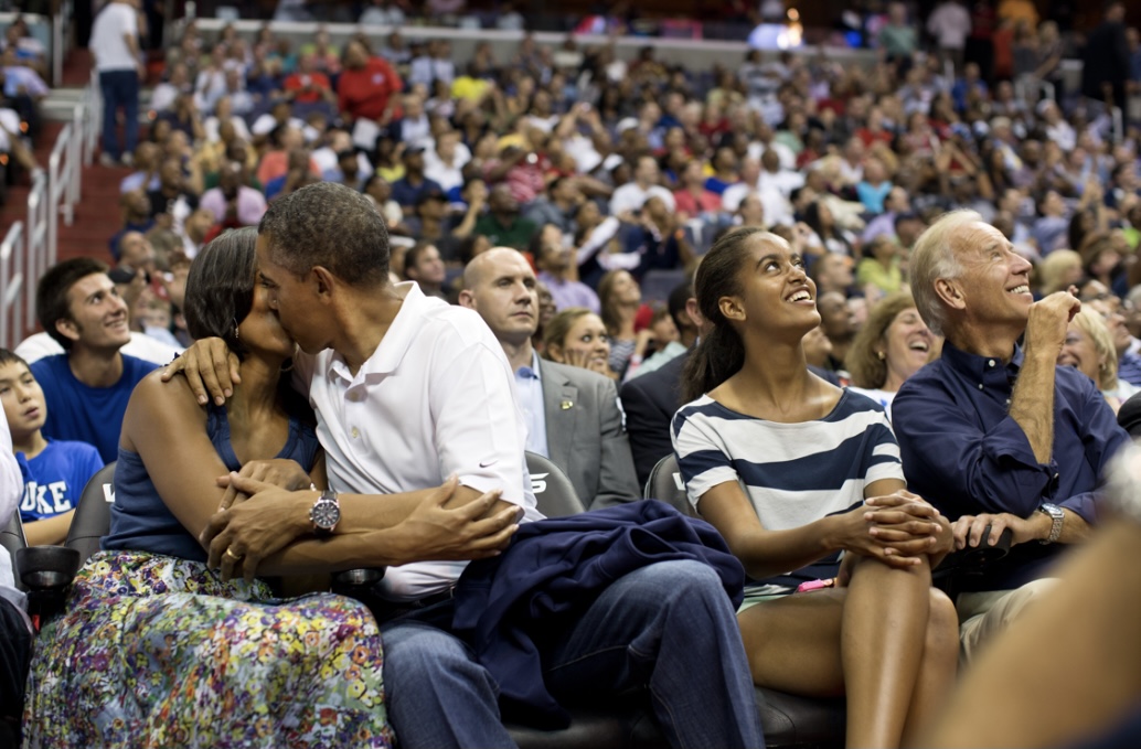 Michelle and Barack kissing