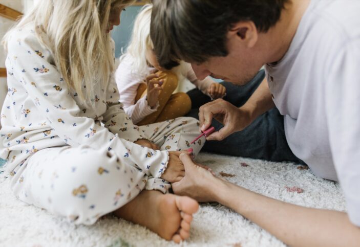dad painting daughters nails