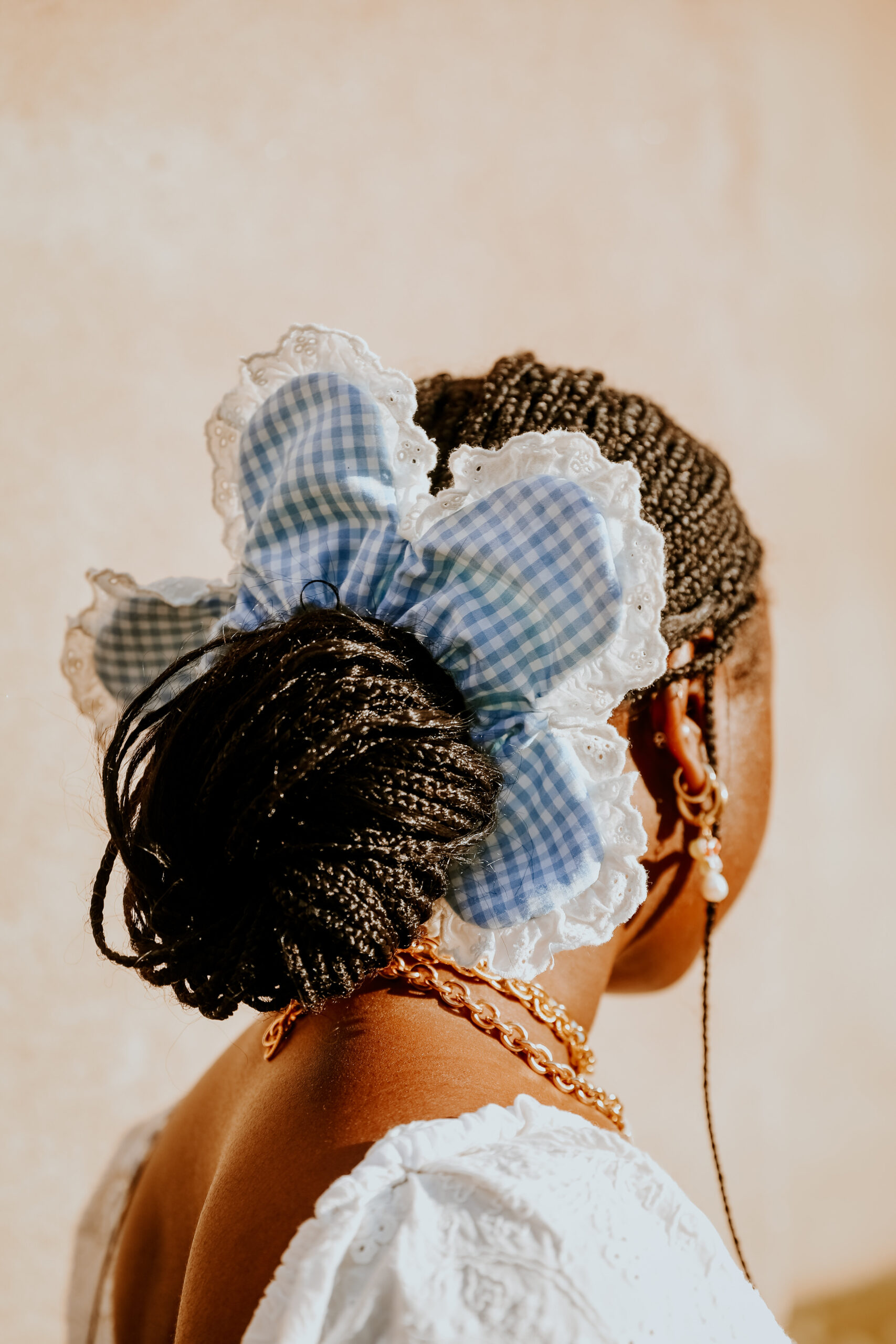 how to stye hair scrunchies